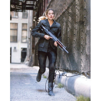 Shailene Woodley AUTOGRAPH Divergent SIGNED IN PERSON 10x8 Photo